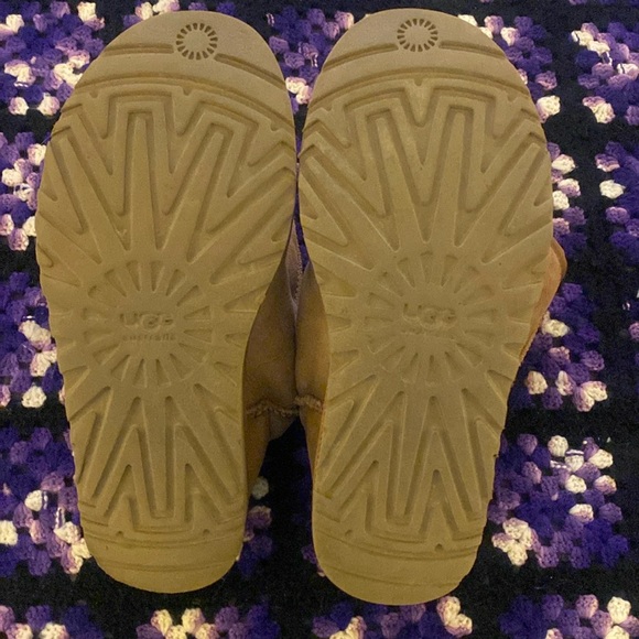 UGG tan classic leather/sheepskin short boots 7W. - Picture 4 of 6